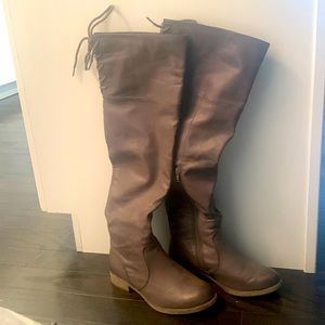 Gray leather over the knee zipper at ankle and lace up at back, 1 inch heel.